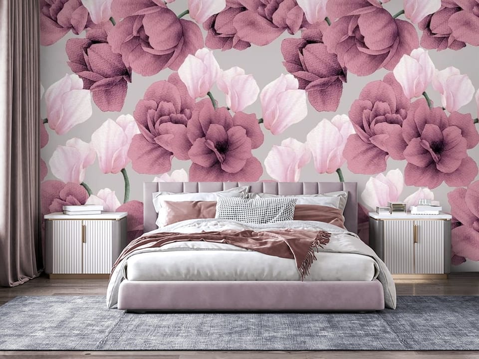 Fototapeta z dużymi magnoliami w odcieniach różu i fioletu na jasnym tle - nowoczesna aranżacja za łóżkiem w sypialni