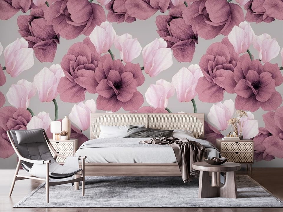 Fototapeta z dużymi magnoliami w odcieniach różu i fioletu na jasnym tle - nowoczesna ściana w nasłonecznionej sypialni
