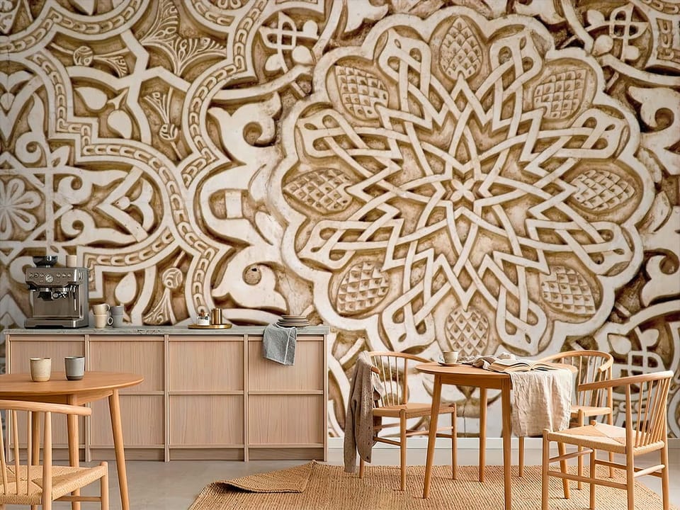 Fototapeta z detalem dekoracyjnym i ornamentem geometrycznym na jasnym tle - kompozycja ściany z drewnianymi meblami w kawiarni