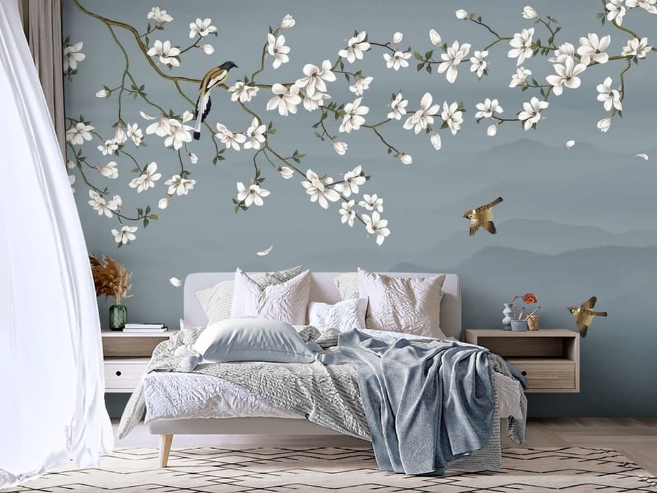 Fototapeta z gałęzią magnolii, górami i niebem w tle - aranżacja w sypialni z dużym oknem