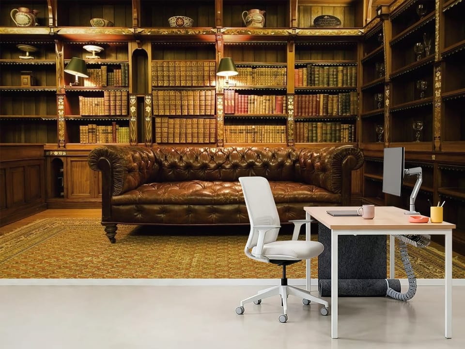 Fototapeta z regałami książkowymi i skórzaną kanapą w bibliotece - dekoracja ściany w minimalistycznym biurze