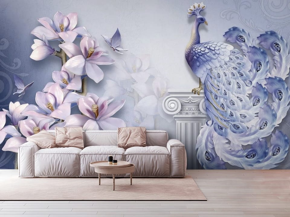 Fototapeta z pawiem na klasycznej kolumnie i magnoliami - aranżacja przytulnego salonu w jasnych kolorach