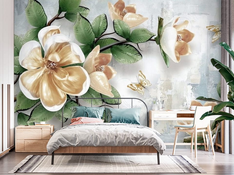 Fototapeta z dużymi kremowymi kwiatami i zielonymi liśćmi na jasnym tle - przytulna sypialnia ze ścianą akcentową