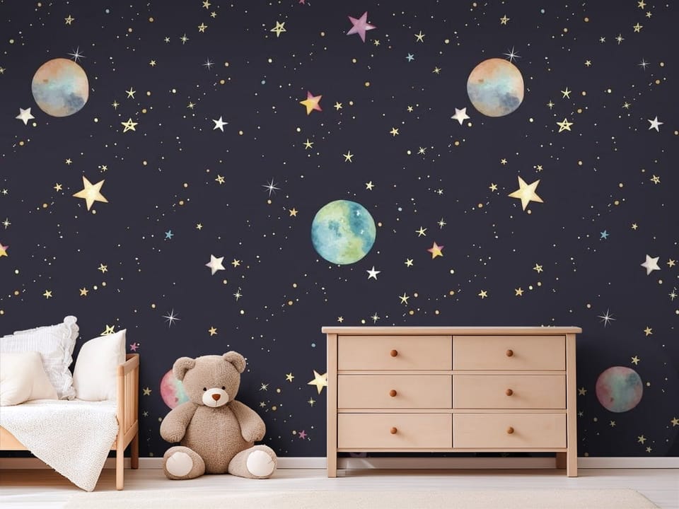 Fototapeta z kolorowymi planetami i gwiazdami na ciemnym tle - pokój dziecka w jasnych pastelowych barwach