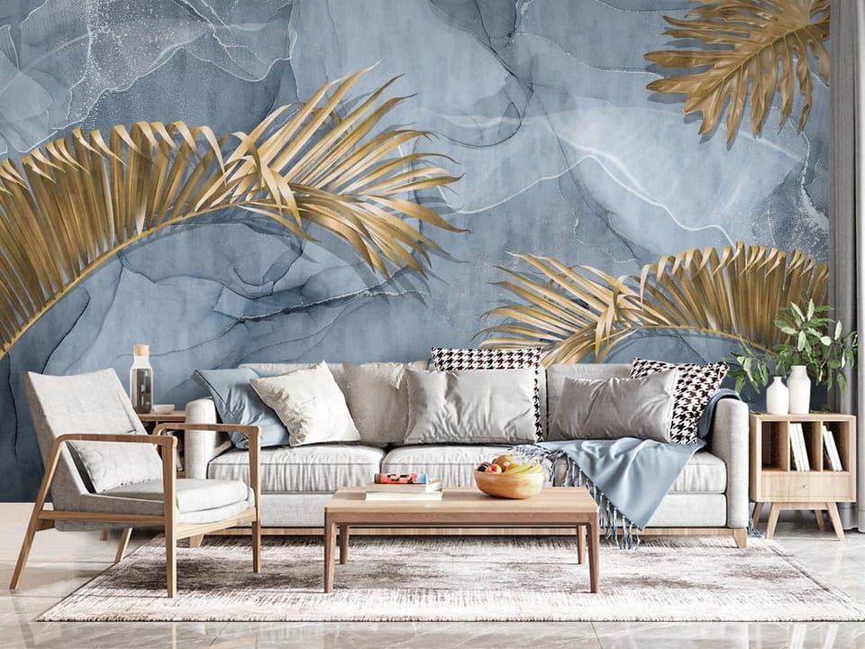 Fototapeta z motywem złotych liści palmowych na niebieskim tle z delikatnymi wzorami - kompozycja ściany w przytulnym salonie