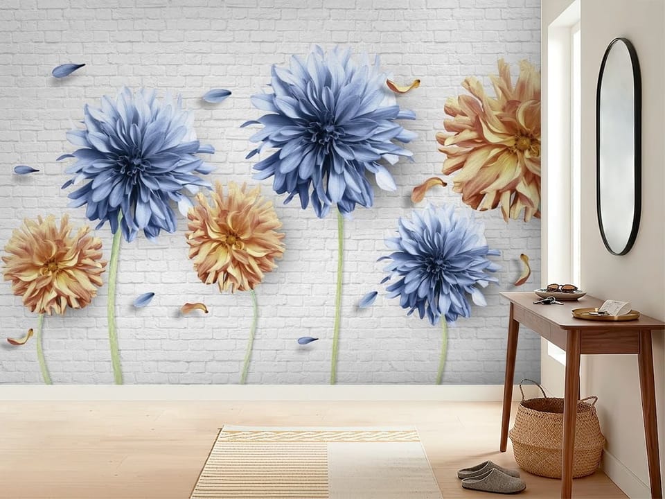 Fototapeta z dużymi niebieskimi i pomarańczowymi kwiatami na tle białych cegieł - inspiracji do minimalistycznego przedpokoju