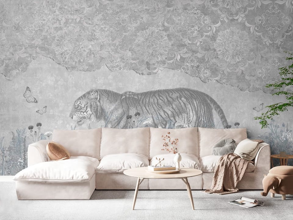 Fototapeta z tygrysem wśród kwiatów, traw i ornamentów na tle - widok na ścianę w eleganckim salonie