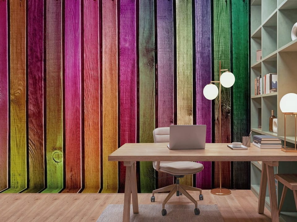 Fototapeta z kolorowymi drewnianymi deskami ułożonymi pionowo, intensywne barwy - piękna aranżacja w biurze