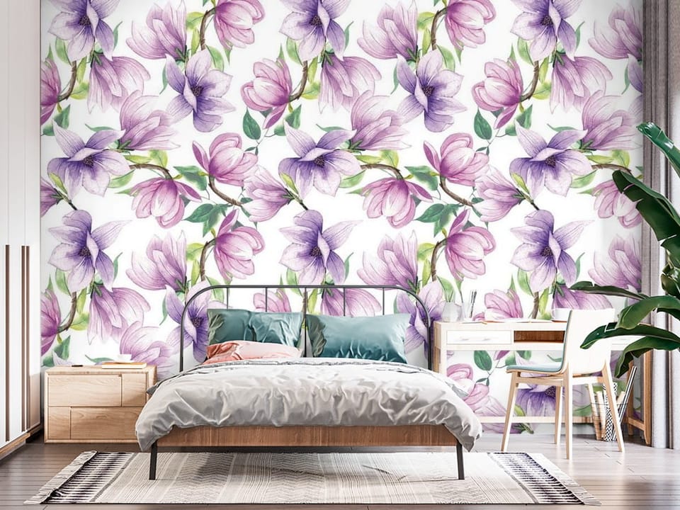Fototapeta z kwiatami magnolii w odcieniach fioletu i różu na białym tle - przytulna sypialnia ze ścianą akcentową