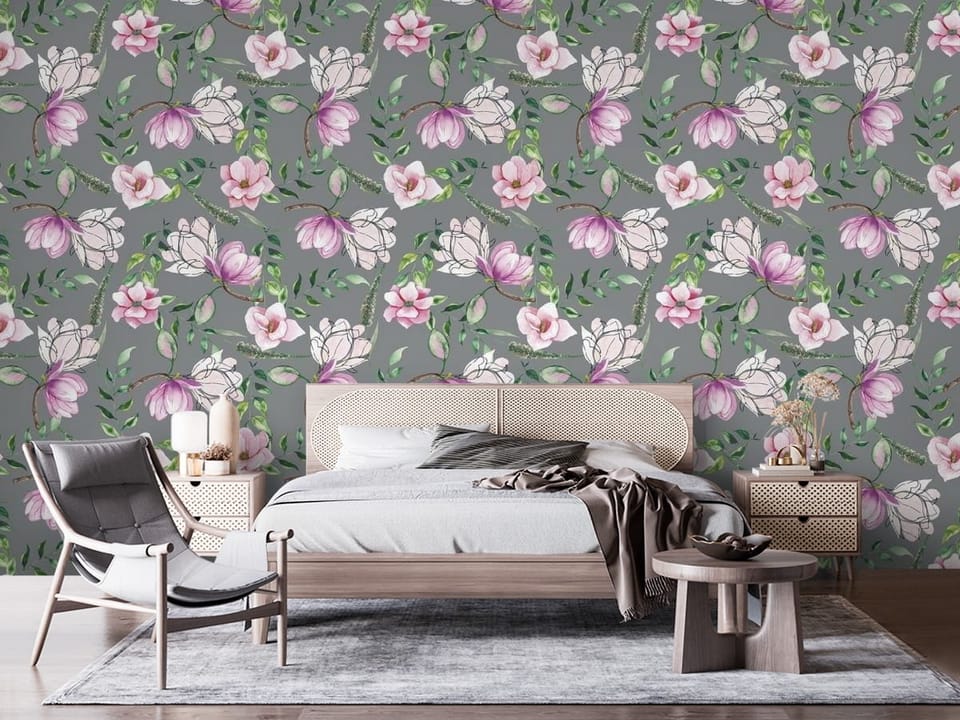 Fototapeta z różowymi magnoliami i zielonymi liśćmi na szarym tle - nowoczesna ściana w nasłonecznionej sypialni