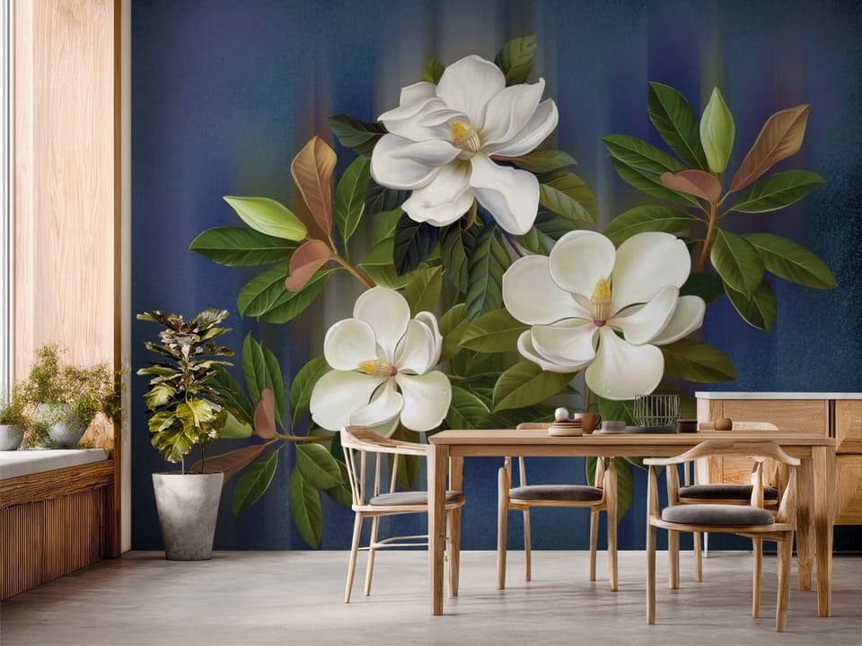 Fototapeta z białymi kwiatami magnolii i zielonymi liśćmi na niebieskim tle - inspiracja do strefy jadalnianej w kuchni