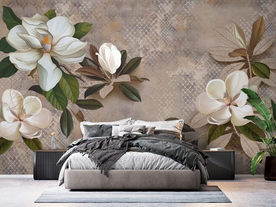 Fototapeta z dużymi białymi kwiatami magnolii i zielonymi liśćmi na beżowym tle - ściana w eleganskiej sypialni