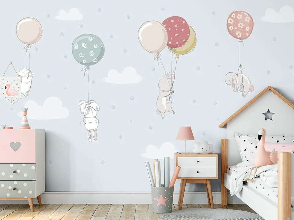 Fototapeta z królikami unoszącymi się z balonami na tle nieba - ściana akcentowa w przytulnym pokoju dziecięcym