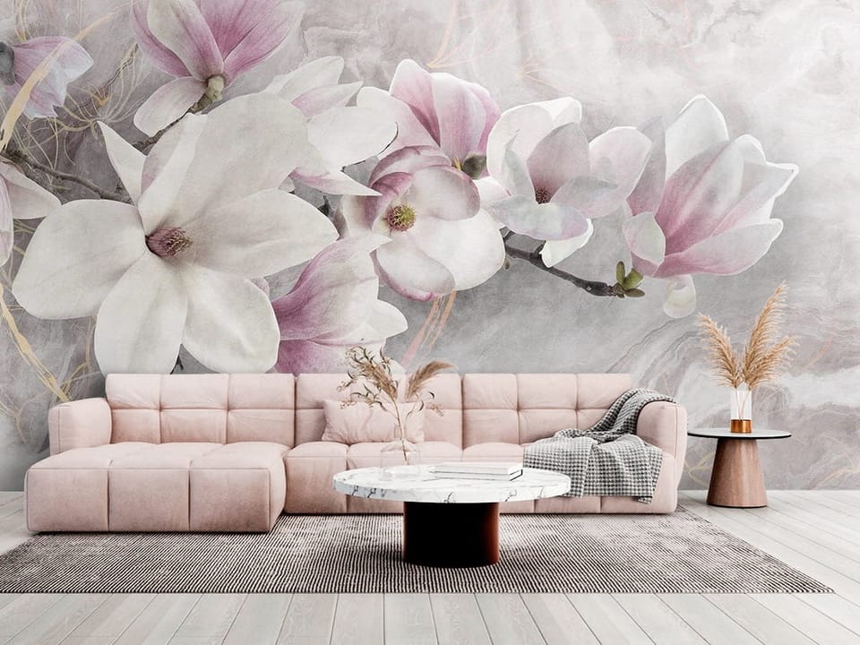 Fototapeta z gałęzią i dużymi kwiatami magnolii na rozmytym tle - salon w jasnych kolorach