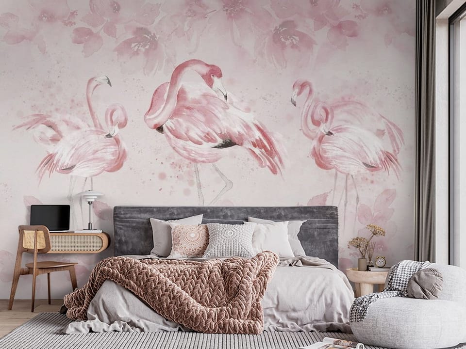 Fototapeta z trzema różowymi flamingami i kwiatami w tle - sypialnia w stylu klasycznym z dużym oknem