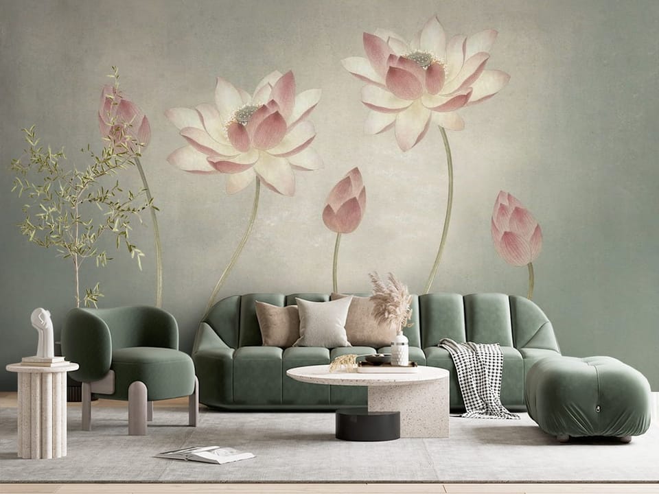 Fototapeta z kwiatami lotosu na długich łodygach, trzy rozkwitłe kwiaty i dwa pąki - minimalistyczna przestrzeń z subtelną dekoracją w salonie