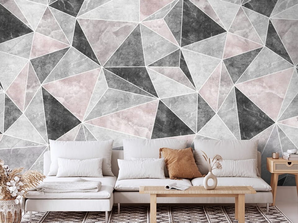 Fototapeta z geometrycznym wzorem trójkątów w szaro-różowej tonacji - aranżacja głównej ściany w salonie
