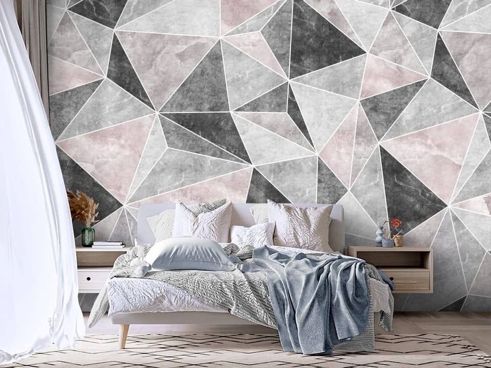 Fototapeta z geometrycznym wzorem trójkątów w szaro-różowej tonacji - aranżacja w sypialni z dużym oknem