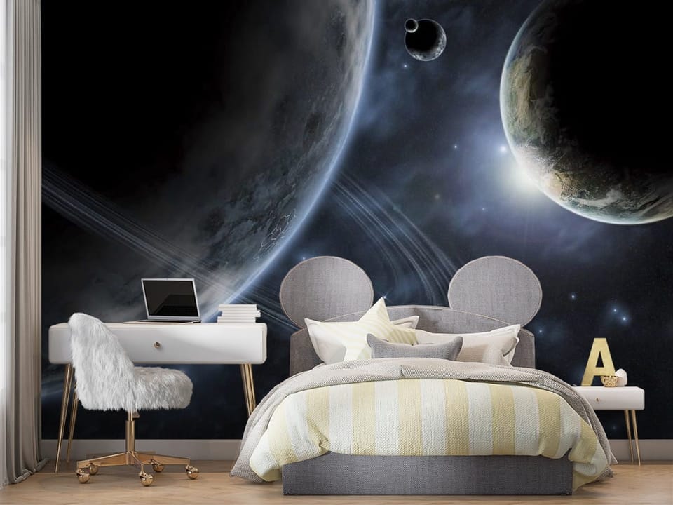 Fototapeta z dużą planetą z pierścieniami i mniejszą planetą w tle - piękna aranżacja w pokoju nastolatka