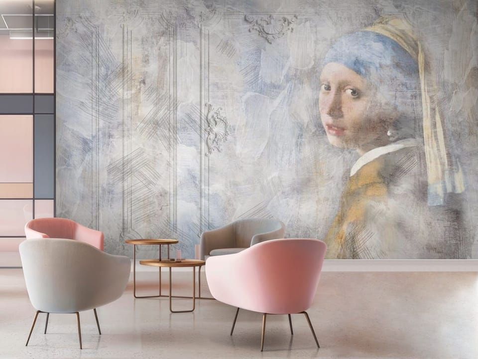 Fototapeta z portretem kobiety w turbanie i perłą w uchu - przytulna kawiarnia w rożowych kolorach