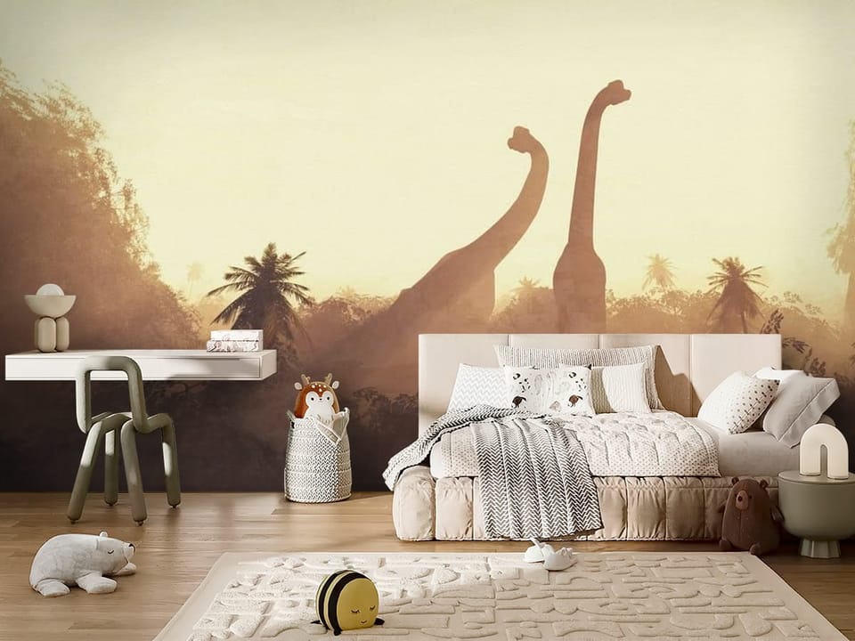 Fototapeta z dwoma dinozaurami w lesie, otoczonymi roślinnością i palmami - widok na ścianę w przytulnym pokoju dziecięcym