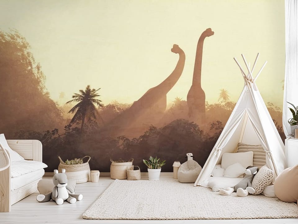 Fototapeta z dwoma dinozaurami w lesie, otoczonymi roślinnością i palmami - pokój dziecięcy w jasnych kolorach