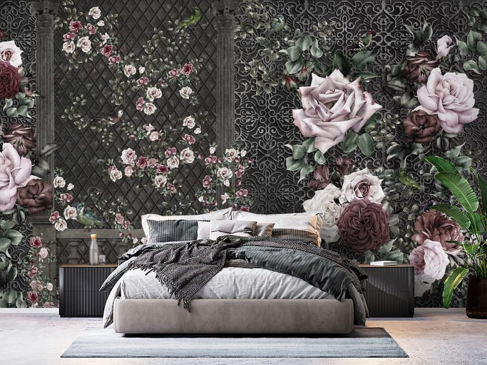 Fototapeta z dużymi różami na ciemnym tle z ornamentami i kolumnami - ściana w eleganskiej sypialni