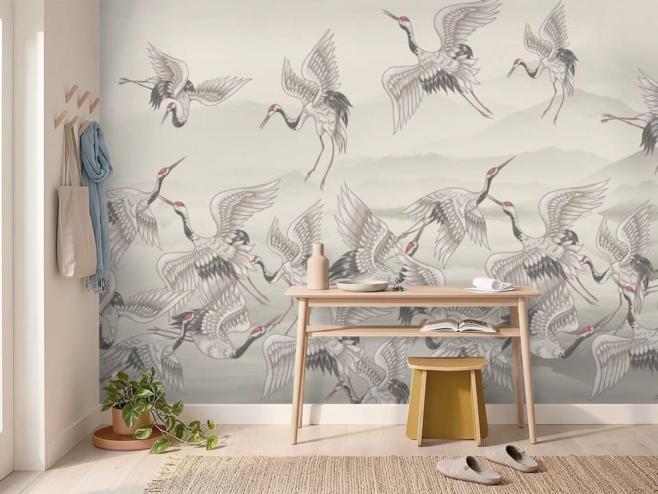 Fototapeta z żurawiami w locie na tle delikatnych gór - inspiracja do przytulnego przedpokoju