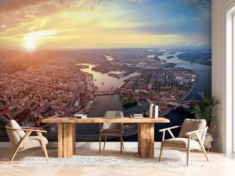 Fototapeta przedstawiająca panoramę miasta z szeroką rzeką i mostami o zachodzie słońca - ściana w biurze za dużym biurkiem