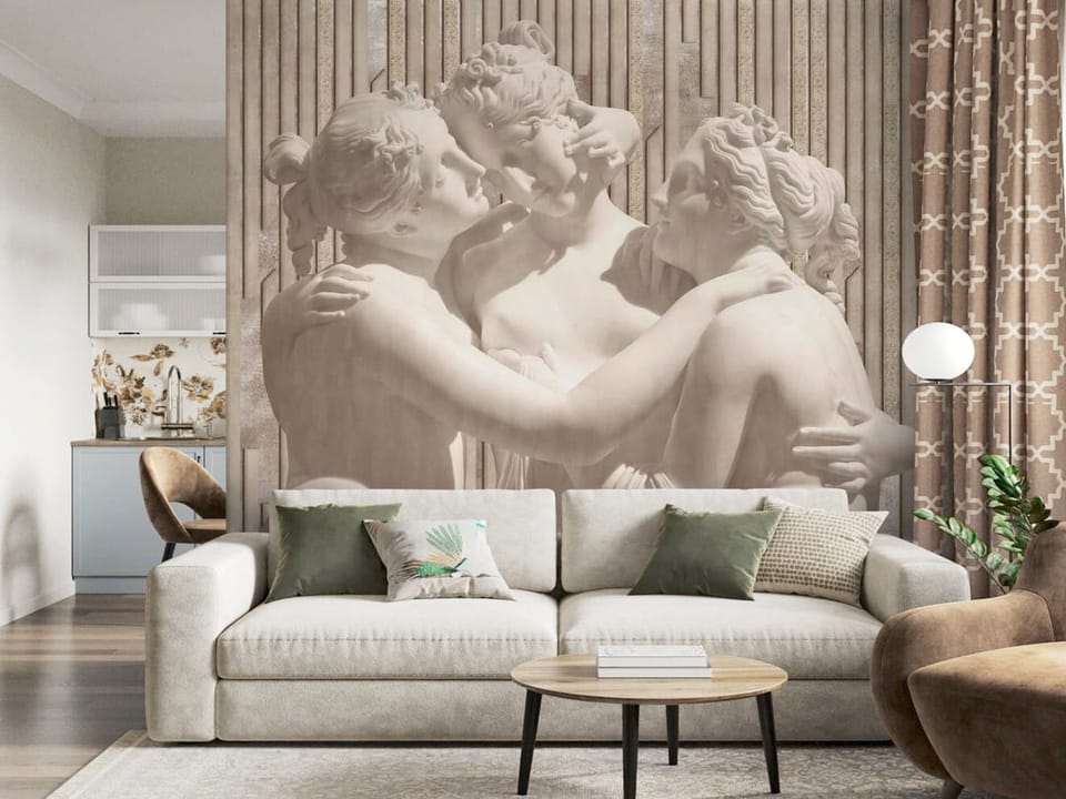 Fototapeta z trzema klasycznymi rzeźbami kobiet na geometrycznym tle - ściana akcentowa w pięknym salonie