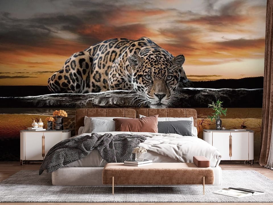 Fototapeta z leopardem nad wodą, zachód słońca i chmury - aranżacja sypialni z naturalnym oświetleniem dziennym