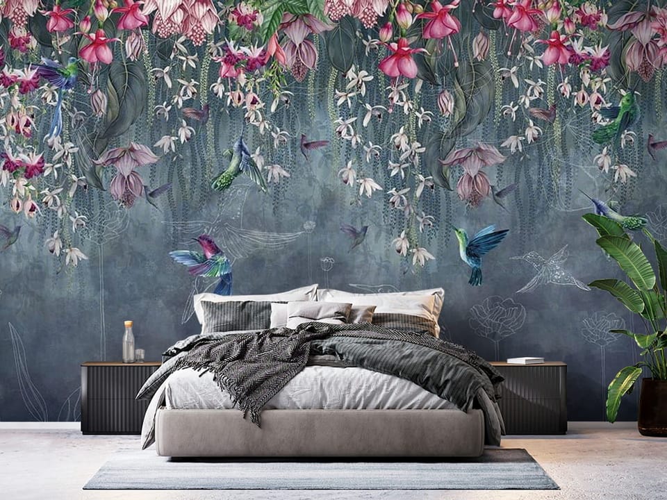 Fototapeta z kolorowymi kwiatami i kolibrami na niebieskim tle - ściana w eleganskiej sypialni