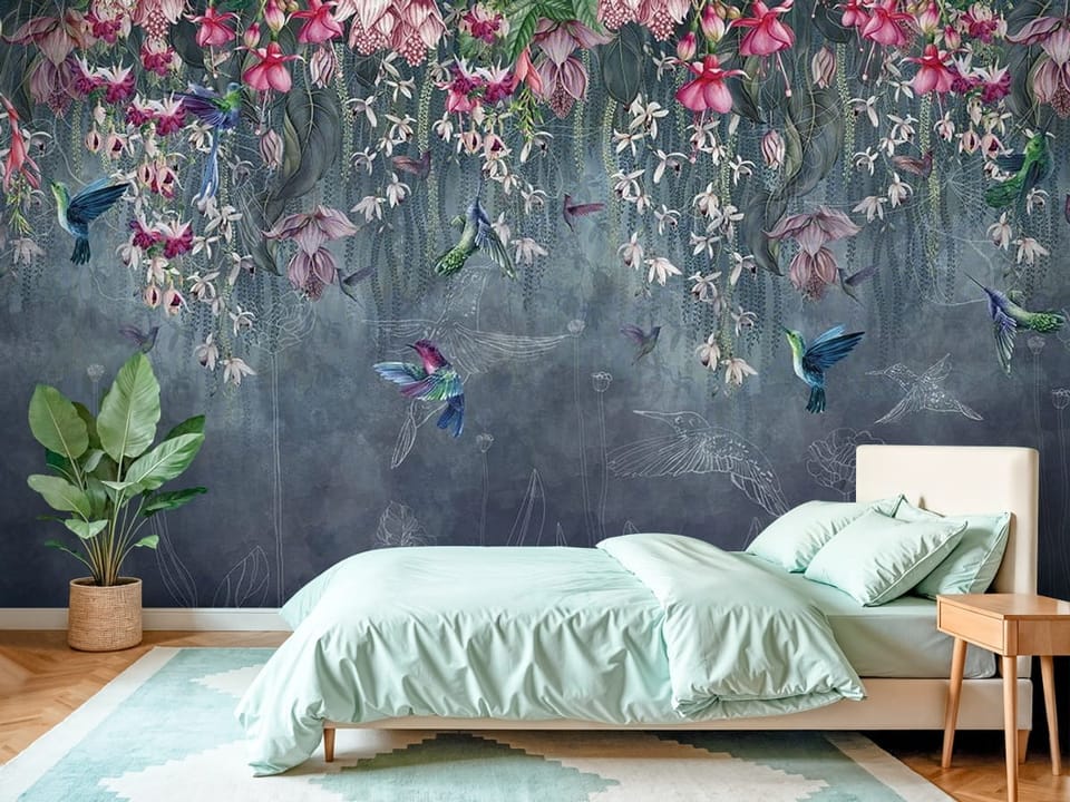 Fototapeta z kolorowymi kwiatami i kolibrami na niebieskim tle - piękna inspiracja do sypialni