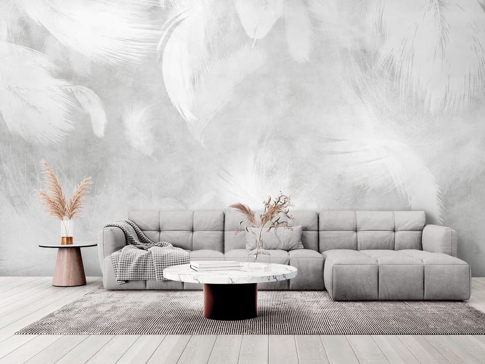 Fototapeta z dużymi białymi piórami na subtelnie szarym tle - elegancki salon w stylu minimalistycznym