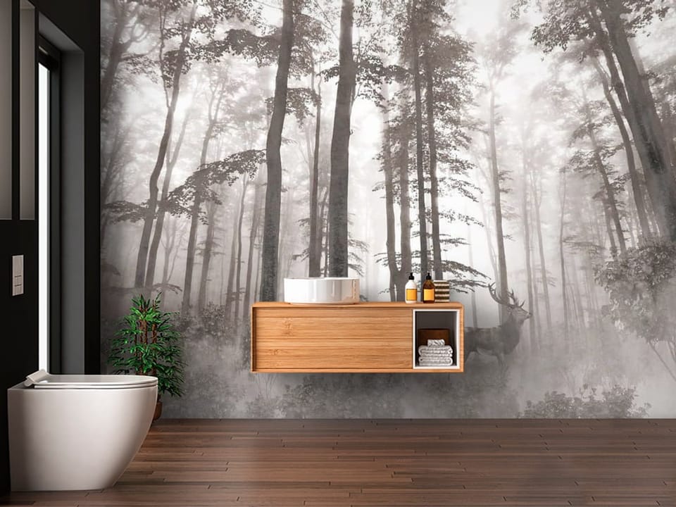 Fototapeta z jeleniami w lesie we mgle, otoczonymi wysokimi drzewami - piękna aranżacja w łazience