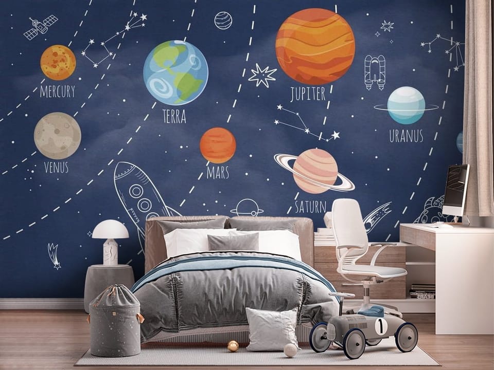Fototapeta z planetami Układu Słonecznego na tle gwiazd i rakietą - pokój dziecięcy w szarych kolorach