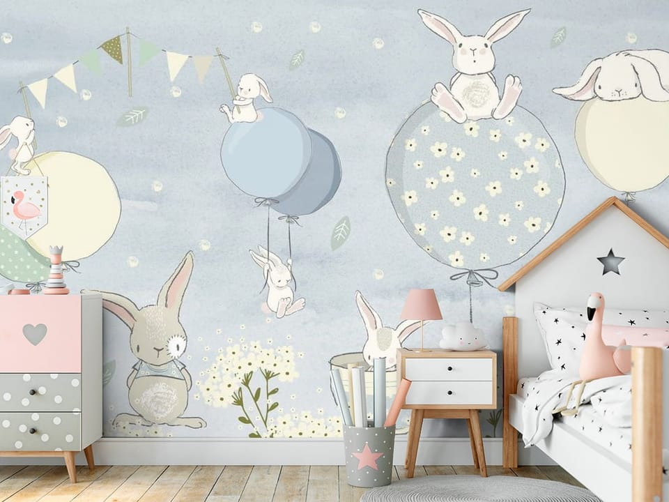 Fototapeta z królikami na balonach w pastelowych kolorach i delikatnym tle - ściana akcentowa w przytulnym pokoju dziecięcym