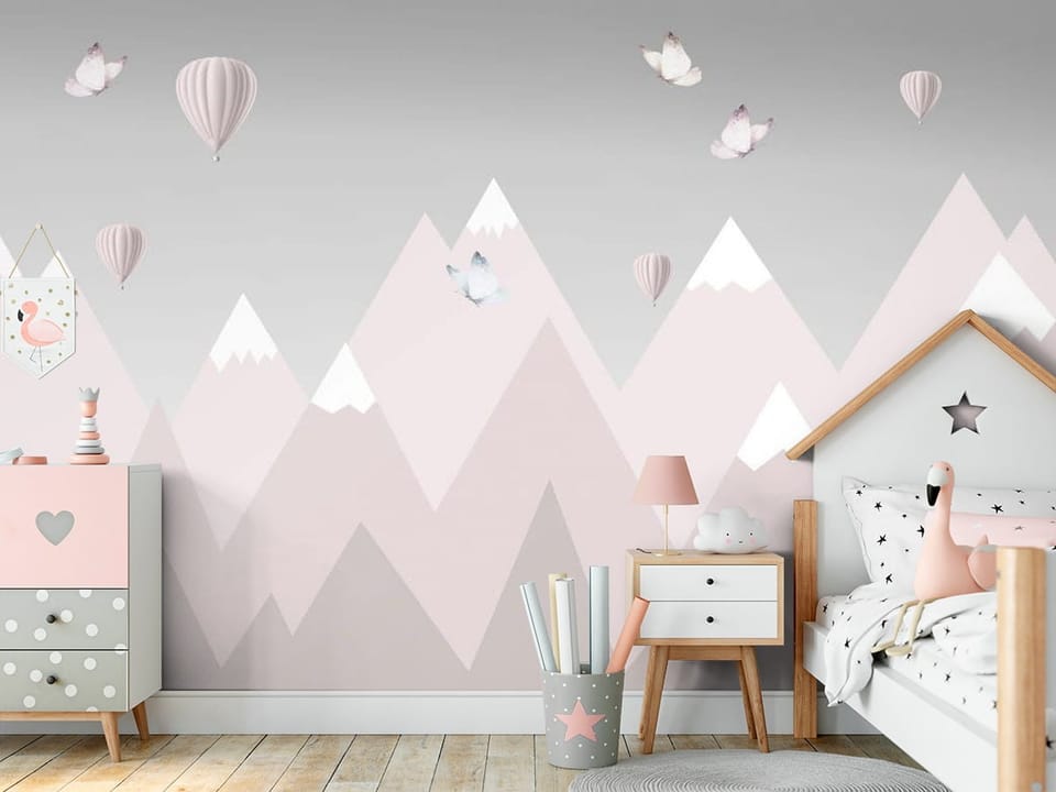 Fototapeta z geometrycznymi górami i balonami na tle jasnego nieba. - ściana akcentowa w przytulnym pokoju dziecięcym