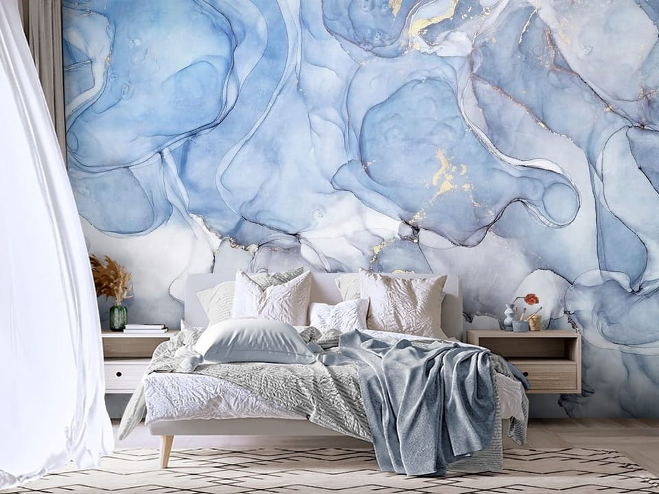 Fototapeta z abstrakcyjnymi niebieskimi wzorami i złotymi akcentami - aranżacja w sypialni z dużym oknem