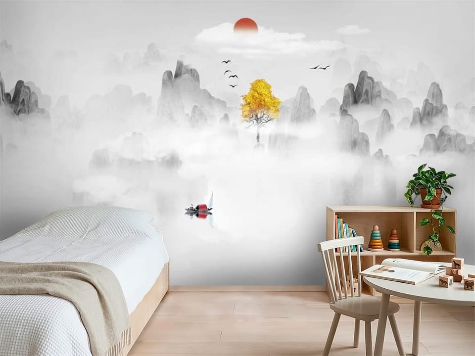 Fototapeta z drzewem o żółtych liściach na tle gór i mgły - inspiracja do pokoju dziecka
