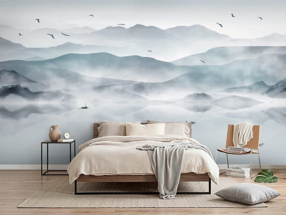 Fototapeta z mglistą panoramą górską, góry, woda i łodzie - piękna ściana w nowoczesnej sypialni