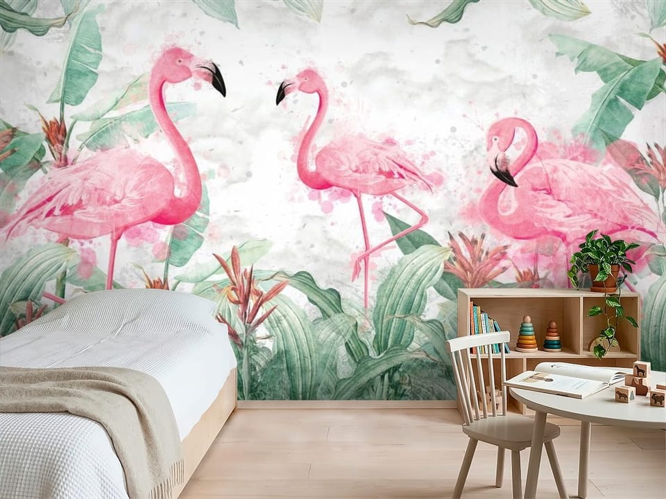 Fototapeta z trzema różowymi flamingami otoczonymi zielenią i kwiatami - inspiracja do pokoju dziecka