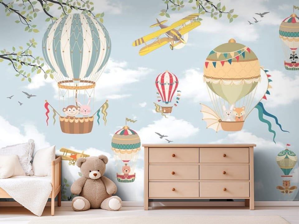Fototapeta z balonami na gorące powietrze i postaciami zwierząt na tle jasnego nieba. - pokój dziecka w jasnych pastelowych barwach