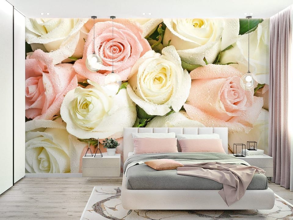 Fototapeta Bukiet różowych i białych róż we wnętrzu sypialni