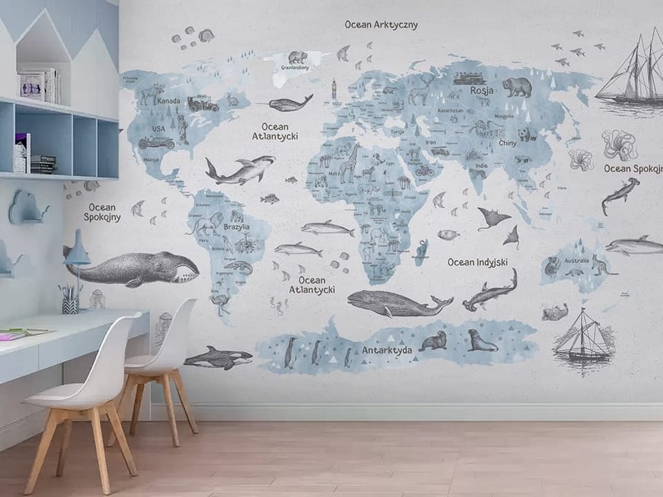 Fototapeta z mapą świata dla dzieci z kontynentami, oceanami i zwierzętami - nowoczesne wnętrze w pokoju dziecięcym