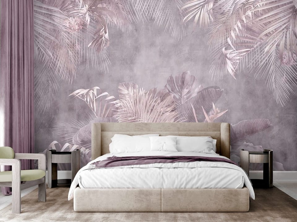 Fototapeta z liśćmi palmowymi i orchideami na tle szarości i różu - nowoczesna sypialnia w stylu glamour