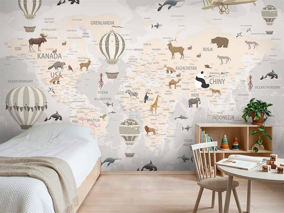 Fototapeta z mapą świata, balonami, zwierzętami i samolotami retro - inspiracja do pokoju dziecka