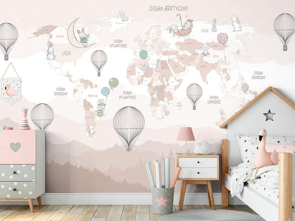 Fototapeta przedstawiająca mapę świata z balonami, zwierzętami i nazwami oceanów - ściana akcentowa w przytulnym pokoju dziecięcym
