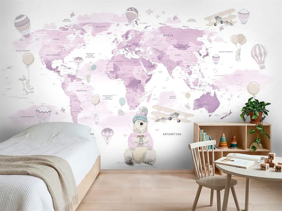 Fototapeta z mapą świata, niedźwiedziem polarnym, balonami i samolotem - inspiracja do pokoju dziecka