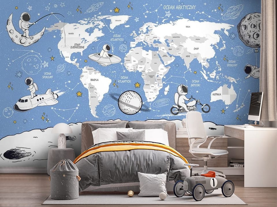 Fototapeta z astronautami na tle mapy świata, z księżycem i planetami - pokój dziecięcy w szarych kolorach